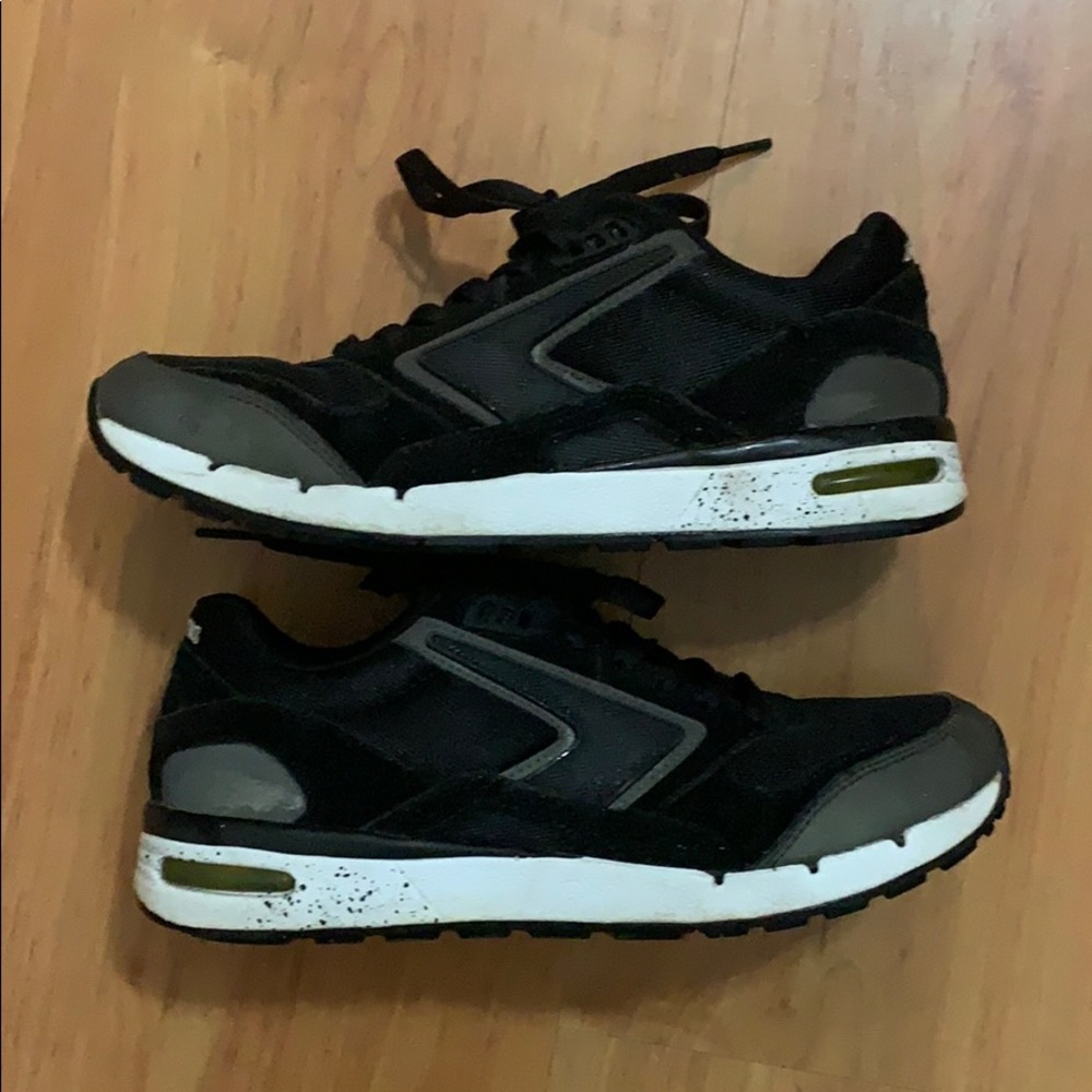Brooks Cute Black Sneakers